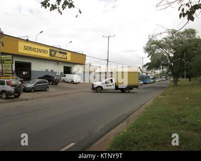 Città Guayana, Venezuela. 28 dicembre, 2017. Trasporti, energia, commercio, industria News. Lungo la linea di automobili per acquistare le batterie sono osservati in la sola società che commercializza le batterie elettriche per automobili in questo paese. Un acquirente può durare fino a due giorni in linea per raggiungerlo. Credito: Jorgeprz/Alamy Live News Foto Stock