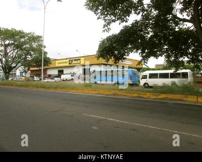 Città Guayana, Venezuela. 28 dicembre, 2017. Trasporti, energia, commercio, industria News. Lungo la linea di automobili per acquistare le batterie sono osservati in la sola società che commercializza le batterie elettriche per automobili in questo paese. Un acquirente può durare fino a due giorni in linea per raggiungerlo. Credito: Jorgeprz/Alamy Live News Foto Stock