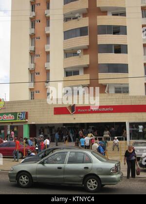 Città Guayana, Venezuela. 28 dicembre, 2017. Economia, bancario, Bussines, lo stile di vita. News: lunghe file di persone che sono osservati in diverse banche di questa città, di modo che i cittadini possano ritirare contanti. Attualmente, le banche stanno limitando i prelievi di denaro in quantità di 30 mila bolivares al giorno a persona. Credito: Jorgeprz/Alamy Live News Foto Stock