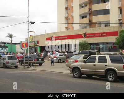 Città Guayana, Venezuela. 28 dicembre, 2017. Economia, bancario, Bussines, lo stile di vita. News: lunghe file di persone che sono osservati in diverse banche di questa città, di modo che i cittadini possano ritirare contanti. Attualmente, le banche stanno limitando i prelievi di denaro in quantità di 30 mila bolivares al giorno a persona. Credito: Jorgeprz/Alamy Live News Foto Stock