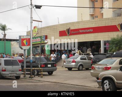 Città Guayana, Venezuela. 28 dicembre, 2017. Economia, bancario, Bussines, lo stile di vita. News: lunghe file di persone che sono osservati in diverse banche di questa città, di modo che i cittadini possano ritirare contanti. Attualmente, le banche stanno limitando i prelievi di denaro in quantità di 30 mila bolivares al giorno a persona. Credito: Jorgeprz/Alamy Live News Foto Stock