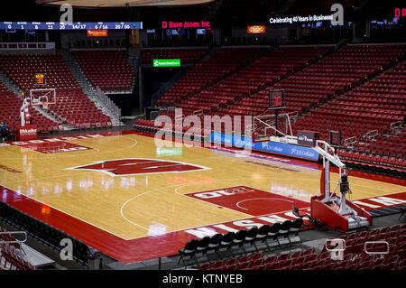 Madison, WI, Stati Uniti d'America. 27 Dic, 2017. Un punto di vista della Corte prima della NCAA pallacanestro tra la Chicago Cougars dello stato e il Wisconsin Badgers a Kohl Center a Madison, WI. Wisconsin sconfitto Chicago membro 82-70. John Fisher/CSM/Alamy Live News Foto Stock