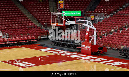 Madison, WI, Stati Uniti d'America. 27 Dic, 2017. Un punto di vista della Corte prima della NCAA pallacanestro tra la Chicago Cougars dello stato e il Wisconsin Badgers a Kohl Center a Madison, WI. Wisconsin sconfitto Chicago membro 82-70. John Fisher/CSM/Alamy Live News Foto Stock