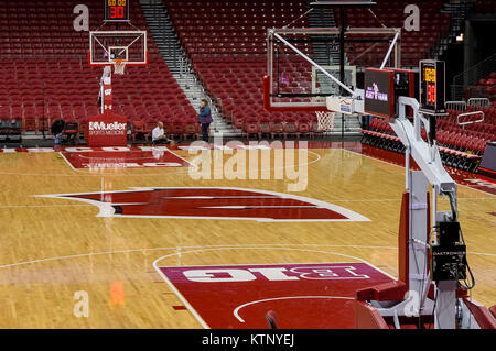 Madison, WI, Stati Uniti d'America. 27 Dic, 2017. Un punto di vista della Corte prima della NCAA pallacanestro tra la Chicago Cougars dello stato e il Wisconsin Badgers a Kohl Center a Madison, WI. Wisconsin sconfitto Chicago membro 82-70. John Fisher/CSM/Alamy Live News Foto Stock