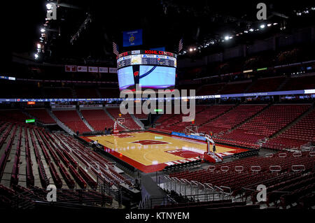 Madison, WI, Stati Uniti d'America. 27 Dic, 2017. Un punto di vista della Corte prima della NCAA pallacanestro tra la Chicago Cougars dello stato e il Wisconsin Badgers a Kohl Center a Madison, WI. Wisconsin sconfitto Chicago membro 82-70. John Fisher/CSM/Alamy Live News Foto Stock