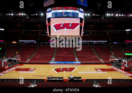 Madison, WI, Stati Uniti d'America. 27 Dic, 2017. Un punto di vista della Corte prima della NCAA pallacanestro tra la Chicago Cougars dello stato e il Wisconsin Badgers a Kohl Center a Madison, WI. Wisconsin sconfitto Chicago membro 82-70. John Fisher/CSM/Alamy Live News Foto Stock