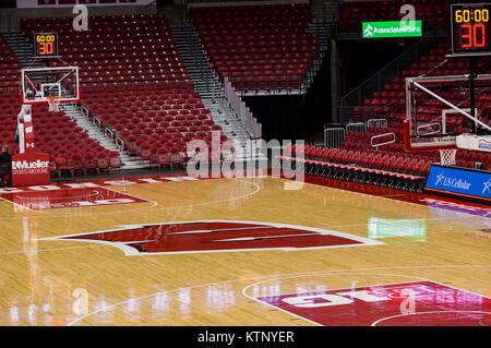 Madison, WI, Stati Uniti d'America. 27 Dic, 2017. Un punto di vista della Corte prima della NCAA pallacanestro tra la Chicago Cougars dello stato e il Wisconsin Badgers a Kohl Center a Madison, WI. Wisconsin sconfitto Chicago membro 82-70. John Fisher/CSM/Alamy Live News Foto Stock