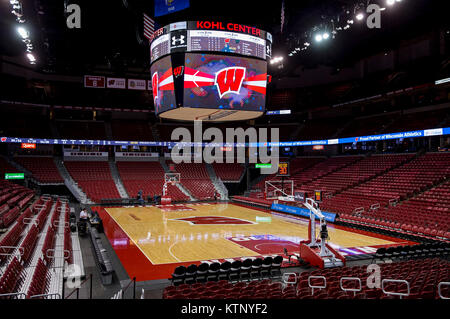 Madison, WI, Stati Uniti d'America. 27 Dic, 2017. Un punto di vista della Corte prima della NCAA pallacanestro tra la Chicago Cougars dello stato e il Wisconsin Badgers a Kohl Center a Madison, WI. Wisconsin sconfitto Chicago membro 82-70. John Fisher/CSM/Alamy Live News Foto Stock