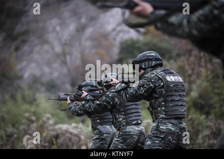 Dicembre 15, 2017 - Ningbo, Ningbo, Cina - Ningbo, Cina-15th Dicembre 2017:(solo uso editoriale. Cina OUT) polizia armata ricevono una rigorosa formazione in Ningbo, Cina orientale della provincia di Zhejiang. (Credito Immagine: © SIPA Asia via ZUMA filo) Foto Stock