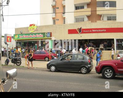 Città Guayana, Venezuela. 28 dicembre, 2017. Economia, bancario, Bussines, lo stile di vita. News: lunghe file di persone che sono osservati in diverse banche di questa città, di modo che i cittadini possano ritirare contanti. Attualmente, le banche stanno limitando i prelievi di denaro in quantità di 30 mila bolivares al giorno a persona. Credito: Jorgeprz/Alamy Live News Foto Stock