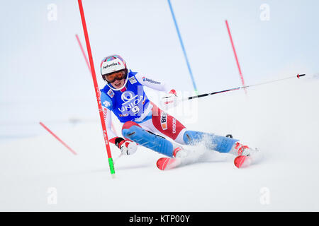 A Lienz (Austria). 28 dicembre, 2017. Michelle Gisin della Svizzera compete durante la prima prova della Coppa del Mondo FIS Ladies di slalom in Lienz, Austria il 28 dicembre 2017. Credito: Jure Makovec/Alamy Live News Foto Stock
