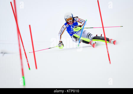 A Lienz (Austria). 28 dicembre, 2017. Christina Geiger della Germania compete durante la prima prova della Coppa del Mondo FIS Ladies di slalom in Lienz, Austria il 28 dicembre 2017. Credito: Jure Makovec/Alamy Live News Foto Stock