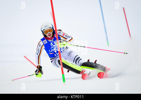 A Lienz (Austria). 28 dicembre, 2017. Christina Geiger della Germania compete durante la prima prova della Coppa del Mondo FIS Ladies di slalom in Lienz, Austria il 28 dicembre 2017. Credito: Jure Makovec/Alamy Live News Foto Stock