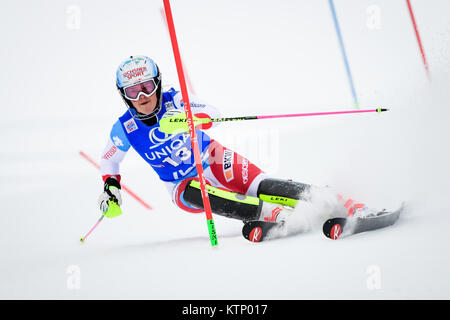 A Lienz (Austria). 28 dicembre, 2017. Melanie Meillard della Svizzera compete durante la prima prova della Coppa del Mondo FIS Ladies di slalom in Lienz, Austria il 28 dicembre 2017. Credito: Jure Makovec/Alamy Live News Foto Stock