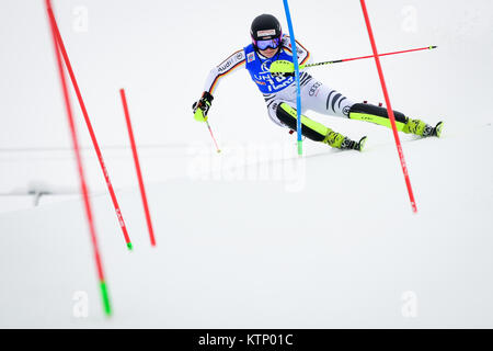 A Lienz (Austria). 28 dicembre, 2017. Marina Wallner della Germania compete durante la prima prova della Coppa del Mondo FIS Ladies di slalom in Lienz, Austria il 28 dicembre 2017. Credito: Jure Makovec/Alamy Live News Foto Stock