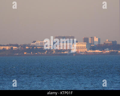 Sheerness, Kent, Regno Unito. 28 dicembre, 2017. Regno Unito: Meteo tramonto su un freddo, giornata soleggiata con un cielo terso. Southend on sea. Credito: James Bell/Alamy Live News Foto Stock