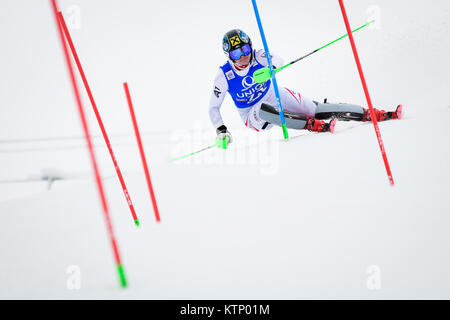 A Lienz (Austria). 28 dicembre, 2017. Katharina Gallhuber dell'Austria compete durante la prima prova della Coppa del Mondo FIS Ladies di slalom in Lienz, Austria il 28 dicembre 2017. Credito: Jure Makovec/Alamy Live News Foto Stock