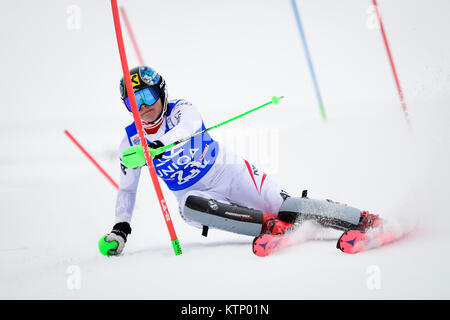A Lienz (Austria). 28 dicembre, 2017. Katharina Gallhuber dell'Austria compete durante la prima prova della Coppa del Mondo FIS Ladies di slalom in Lienz, Austria il 28 dicembre 2017. Credito: Jure Makovec/Alamy Live News Foto Stock