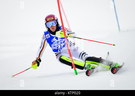 A Lienz (Austria). 28 dicembre, 2017. Maren Wiesler della Germania compete durante la prima prova della Coppa del Mondo FIS Ladies di slalom in Lienz, Austria il 28 dicembre 2017. Credito: Jure Makovec/Alamy Live News Foto Stock