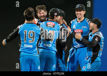 Sydney, Australia. 28 dicembre, 2017. Adelaide percussori celebrare la loro vittoria al KFC Big Bash League Cricket gioco tra Sydney Sixers v Adelaide percussori presso la SCG a Sydney. Credito: Steven Markham/Alamy Live News Foto Stock