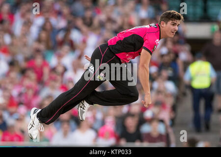 Sydney, Australia. 28 dicembre, 2017. Sydney Sixers player Sean Abbott bocce in KFC Big Bash League Cricket gioco tra Sydney Sixers v Adelaide percussori presso la SCG a Sydney. Credito: Steven Markham/Alamy Live News Foto Stock