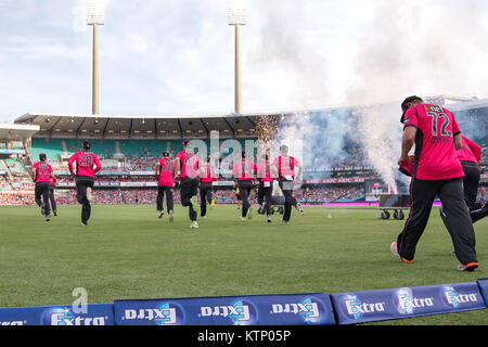 Sydney, Australia. 28 dicembre, 2017. Sydney Sixers eseguire sul campo al KFC Big Bash League Cricket gioco tra Sydney Sixers v Adelaide percussori presso la SCG a Sydney. Credito: Steven Markham/Alamy Live News Foto Stock