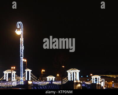 San Pietroburgo, Russia. 28 dicembre, 2017. San Pietroburgo illuminata per il Nuovo Anno 2018, San Pietroburgo, Russia Credito: Nastia M/Alamy Live News Foto Stock