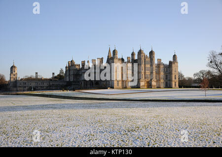 Burghley Park, Regno Unito. 28 dicembre, 2017. Una bella scena invernale dopo la neve è scesa in Burghley Park, Stamford, Lincolnshire. Credito: Jonathan Clarke/Alamy Live News Foto Stock