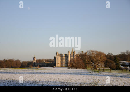 Burghley Park, Regno Unito. 28 dicembre, 2017. Una bella scena invernale dopo la neve è scesa in Burghley Park, Stamford, Lincolnshire. Credito: Jonathan Clarke/Alamy Live News Foto Stock