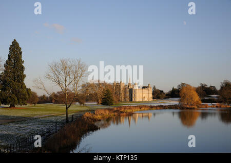 Burghley Park, Regno Unito. 28 dicembre, 2017. Burghley House riflessioni dopo la caduta di neve in Burghley Park, Stamford, Lincolnshire. Credito: Jonathan Clarke/Alamy Live News Foto Stock