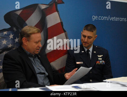 LATHAM, NY - Tim Dooley, un rappresentante da General Electric Global Research (sinistra), parla con 1Lt. Joshua tedesco, una New York Air National Guard pilota (a destra), presso l'U.S. Camera di Commercio di "affitto i nostri eroi" fiera del lavoro svoltasi a New York il National Guard armory qui su Ott. 16. Oltre 200 veterani e membri di servizio ha avuto la possibilità di incontrare con circa 70 potenziali datori di lavoro e organizzazioni, comprese la Northwestern mutuo Financial Network, Federal Express, Time Warner Cable e National Grid. Il New York La Guardia Nazionale ha anche ospitato "Affitto i nostri eroi" eventi in New York Foto Stock