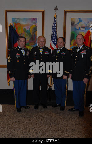 SYRACUSE, NY--membri della New York Army National Guard dopo la ricezione dell'Ordine di San Maurizio medaglia dic. 14. Da sinistra: Sgt. Il Mag. Daniel Ames, XLII divisione di fanteria, Briga. Gen. Raymond scudi, il direttore del personale comune di New York La Guardia Nazionale, Lt. Col. Aron Sacchetti, XLII divisione di fanteria, e lo stato di New York il comando Sgt. Il Mag. Frank stoppini. (Fotografia di Lt. Col. Roberta Comerford, XLII divisione di fanteria affari pubblici). Foto Stock