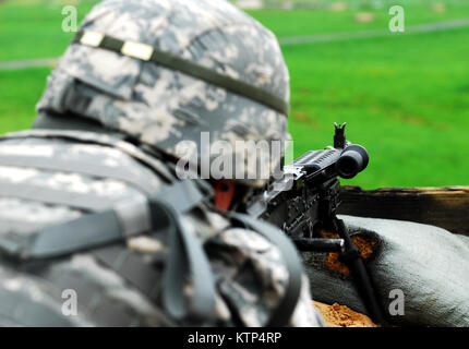 Soldati provenienti da società Alfa, XXVII Brigata truppe speciali battaglione, condotta precisione di tiro di formazione con il M240B mitragliatrice e M249 squad arma automatica durante il funzionamento di gamma a Fort Drum il 16 maggio. Guardsman sono tenuti a mantenere un alto livello di precisione di tiro e qualificare ogni anno sul loro assegnati arma (US Army foto di Spc. Alexander rettore). Foto Stock