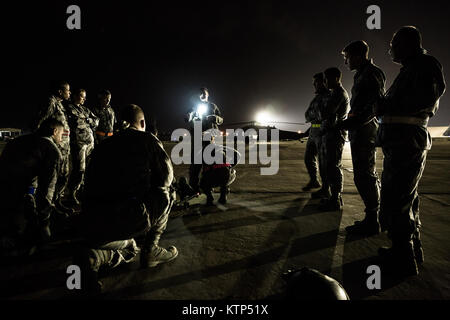 Sgt. 1a classe di Michael Ball, un volo medic con la società C, 2° Battaglione, 238th Air Ambulance, 42nd combattere la Brigata aerea (cabina), treni Air Force medici in UH-60 Black Hawk medical le procedure di evacuazione nel febbraio 28th, 2014, da qualche parte in Asia sud-ovest. La Air Ambulance, compreso di Indiana e Kentucky Esercito Nazionale guardie, è una risposta medica forza capace di raggiungere rapidamente pazienti critici e fornire assistenza su posizione e rotta per un avanzato strumento di cura. La xlii cabina, New York Army National Guard, è attualmente implementato in Kuwait a sostegno dell'Operazione Enduring Foto Stock