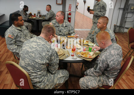 GUANTANAMO Bay a Cuba-- Comando Sgt. Il Mag. Frank stoppini, New York La Guardia Nazionale il comando Sgt. Il Mag., mangia e visite con soldati assegnato il Utica basato 107th Polizia Militare società. Il 107th è attualmente implementato in sostegno della Joint Task Force Guantanamo. (Foto dal personale dell'esercito Sgt. Thomas Wheeler, 138th PAD, NYARNG) Foto Stock