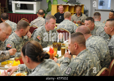 GUANTANAMO Bay a Cuba-- Brig. Gen. Micheal C. Swezey, commander, 53a comando di truppa, New York Army National Guard (NYARNG), mangia e visite con soldati assegnato il Utica basato 107th Polizia Militare società. Il 107th è attualmente implementato in sostegno della Joint Task Force Guantanamo. (Foto dal personale dell'esercito Sgt. Thomas Wheeler, 138th PAD, NYARNG) Foto Stock