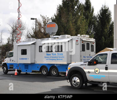 LATHAM, N.Y.-- New York State Division of Homeland Security e i servizi di emergenza visualizzare le loro attrezzature durante una New York La Guardia Nazionale la capacità di comunicazione di dimostrazione per i visitatori dai militari israeliani, qui, Aprile 10. Foto Stock