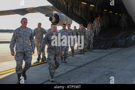 Moody Air Force Base--membri dell'105a forze di sicurezza Squadron fuori Stewart Air National Guard, N.Y., uscita a C-17 Globemaster III il 10 aprile 2014, a Moody Air Force Base, Ga. Il aviatori ha viaggiato per Moody per frequentare un memoriale di dedizione cerimonia in onore del personale Sgt. Todd Lobraico Jr., un membro della loro unità morto sett. 5, 2013, da ferite sostenuta quando le forze nemiche hanno attaccato la sua unità con le piccole armi da fuoco vicino Bagram Airfield, Afghanistan. (U.S. Air Force foto di Airman 1. Classe Alexis Millican/rilasciato) Foto Stock