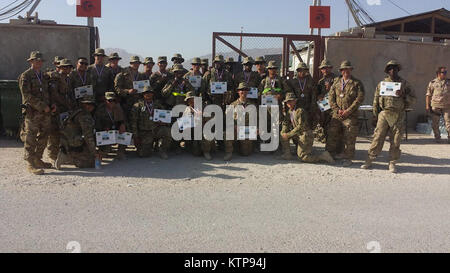 CAMP MARMAL, Afghanistan--New York Esercito Nazionale soldati del 1569th Transportation Company visualizzare i certificati indicanti hanno completato il "Vierdaagse" o quattro giorni di marzo, sponsorizzato dall'olandese truppe di stanza a questo esercito tedesco-correre avanti base operativa. La Vierdaagse è un 100 anni di tradizione olandese in cui soldati e civili escursione a distanza impostata ogni giorno per quattro giorni. Tradizionalmente soldati olandesi escursione 40 chilometri (24 miglia) ogni giorno per quattro giorni con un pacchetto del campo. Foto Stock