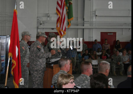 Auburn, N.Y. - New York Army National Guard Lt. Col. John Studiner, comandante della marcia avanti il distacco del 102º Polizia Militare battaglione, parla alla sua formazione di truppe durante l'unità di distribuzione della cerimonia qui il 6 luglio. Più di cinquanta soldati saranno distribuite a Guantánamo Bay a Cuba a sostegno di JTF Gitmo più tardi di questa estate. Stati Uniti La Guardia Nazionale foto di Col. Richard Goldenberg, forza comune sede centrale di New York (rilasciato) Foto Stock