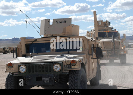 FORT IRWIN, California - Le truppe assegnato al New York esercito nazionale della guardia del secondo battaglione di fanteria 108th, partono da un'area di staging per la formazione sul campo degli esercizi, Ott. 6. I soldati sono qui di formazione come parte dell'unità i preparativi per la mobilitazione e la distribuzione in Afghanistan con il ventisettesimo della brigata di fanteria Team di combattimento nei primi mesi del 2012. Foto Stock