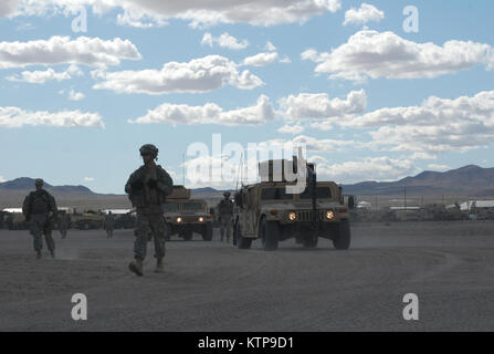 FORT IRWIN, California - Le truppe assegnato al New York esercito nazionale della guardia del secondo battaglione di fanteria 108th, partono da un'area di staging per la formazione sul campo degli esercizi, Ott. 6. I soldati sono qui di formazione come parte dell'unità i preparativi per la mobilitazione e la distribuzione in Afghanistan con il ventisettesimo della brigata di fanteria Team di combattimento nei primi mesi del 2012. Foto Stock