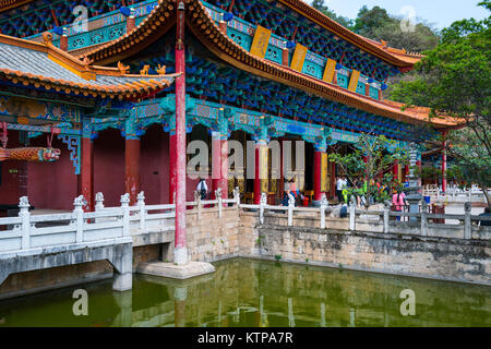 Atmosfera serena con tempio, ponti e cancella pool, Yuantong tempio buddista, Kunming, Yunnan, Cina e Asia Foto Stock