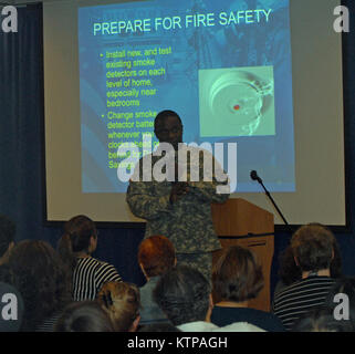 NEW YORK CITY -- New York Army National Guard Capt. Glenford Rose insegna una preparazione alle situazioni di emergenza di classe durante una sessione del governatore di New York Andrew Cuomo's cittadino Preparazione Corps Programma di formazione presso le Nazioni Unite Scuola internazionale qui in agosto 12, 2014. New York La Guardia Nazionale truppe diede la catastrofe e la formazione di emergenza a circa 300 persone che hanno partecipato all'evento. Il programma è concepito per fornire ai cittadini le conoscenze e gli strumenti per preparare per le emergenze e calamità, rispondere di conseguenza, e recuperare il più rapidamente possibile al pre-condizioni di emergenza. New York La Guardia Nazionale troo Foto Stock