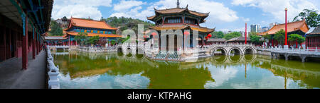 Atmosfera serena con tempio, ponti e cancella pool, Yuantong tempio buddista, Kunming, Yunnan, Cina e Asia Foto Stock