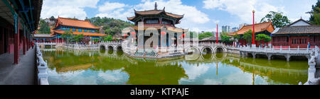 Atmosfera serena con tempio, ponti e cancella pool, Yuantong tempio buddista, Kunming, Yunnan, Cina e Asia Foto Stock