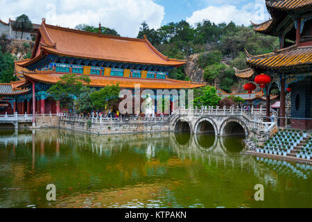 Atmosfera serena con tempio, ponti e cancella pool, Yuantong tempio buddista, Kunming, Yunnan, Cina e Asia Foto Stock