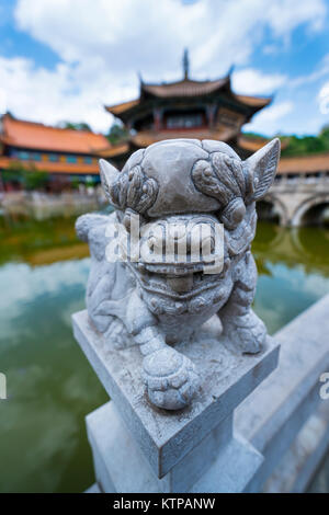 Atmosfera serena con tempio, ponti e cancella pool, Yuantong tempio buddista, Kunming, Yunnan, Cina e Asia Foto Stock