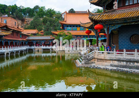 Atmosfera serena con tempio, ponti e cancella pool, Yuantong tempio buddista, Kunming, Yunnan, Cina e Asia Foto Stock