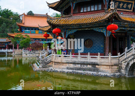 Atmosfera serena con tempio, ponti e cancella pool, Yuantong tempio buddista, Kunming, Yunnan, Cina e Asia Foto Stock